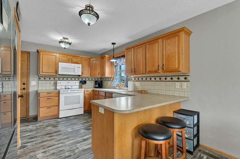851 Meadowlark Ln, Newton, KS 67114