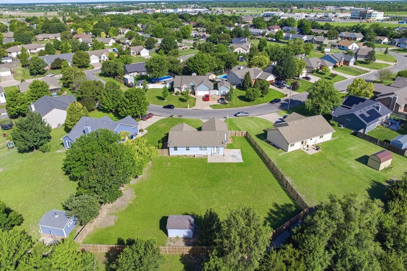 851 Meadowlark Ln, Newton, KS 67114