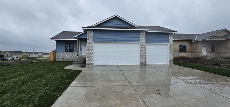 8997 E Joshua St, Bel Aire, KS 67226