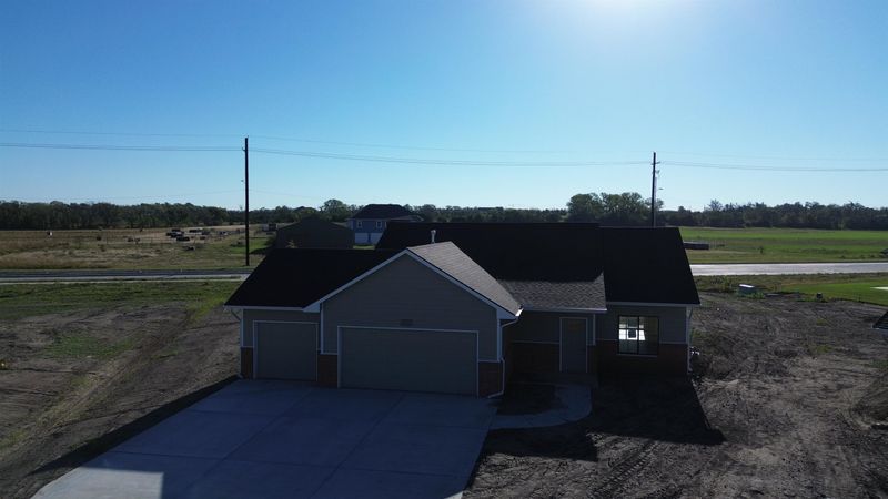 1629 Midway Ct, Valley Center, KS 67147