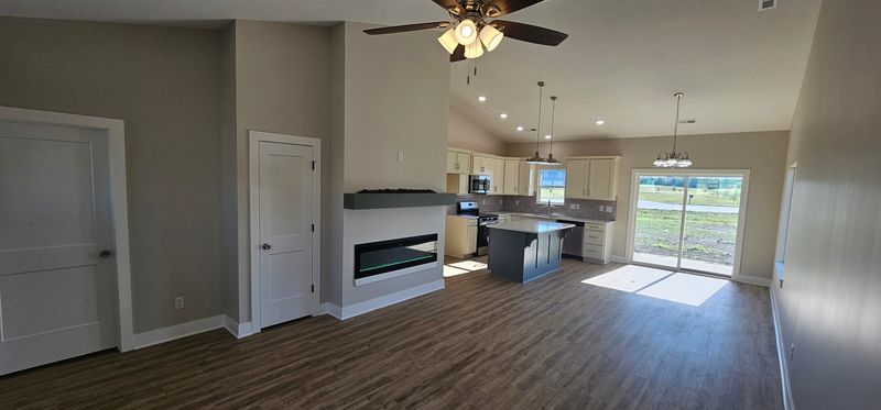1629 Midway Ct, Valley Center, KS 67147