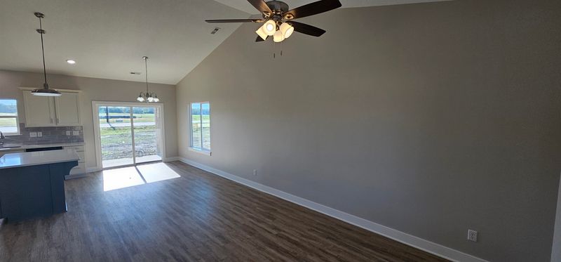 1629 Midway Ct, Valley Center, KS 67147