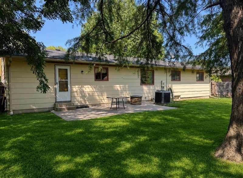 15 Sunset Dr, Hesston, KS 67062