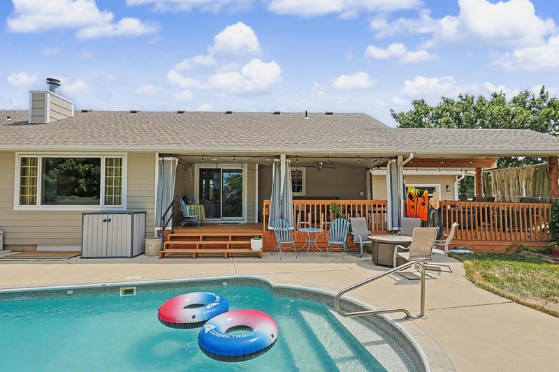 525 Stone Creek Dr, Newton, KS 67114