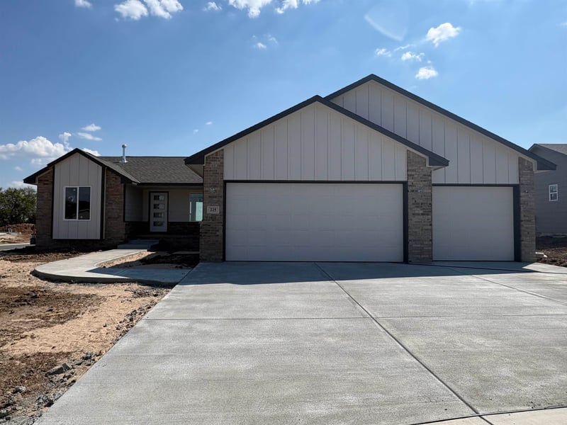 225 E Hanscom St, Derby, KS 67037