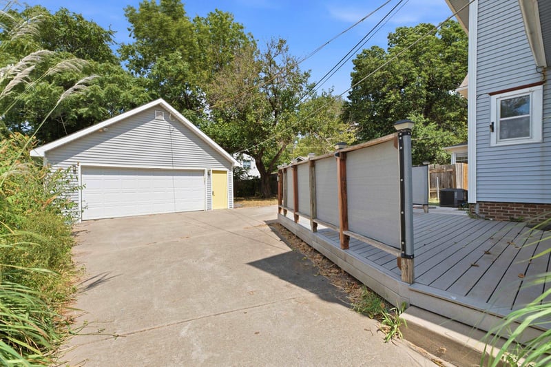 3240 E Country Club Pl, Wichita, KS 67208