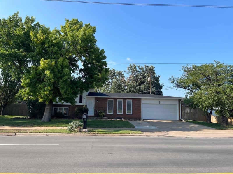 717 E Magnolia Rd, Salina, KS 67401