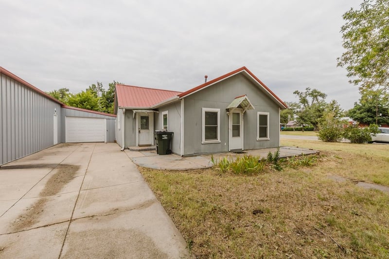 321 N Kansas Ave, Burrton, KS 67020