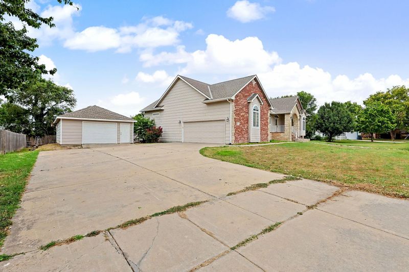922 E Karla Ct, Haysville, KS 67060
