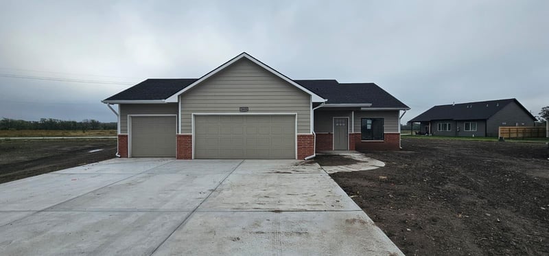 1621 Midway Ct, Valley Center, KS 67147