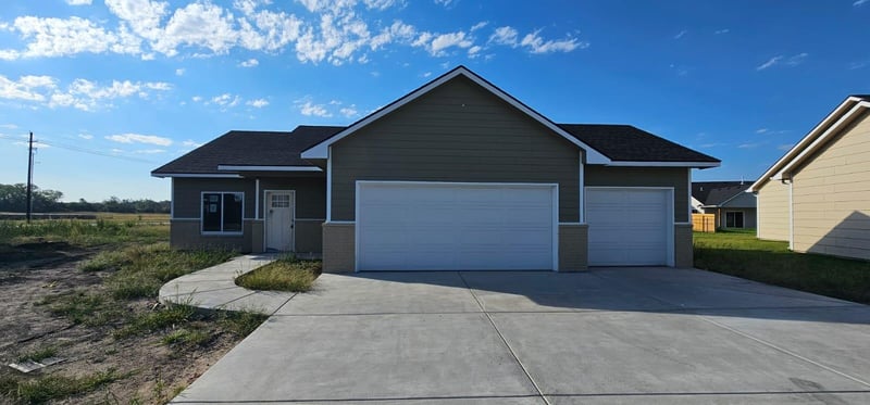 1621 Midway Ct, Valley Center, KS 67147