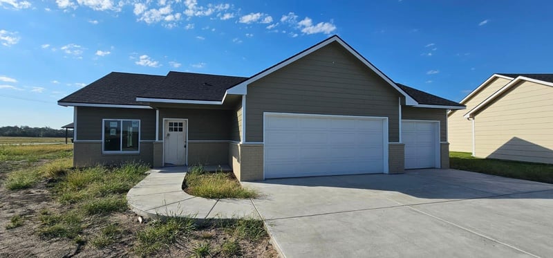 1621 Midway Ct, Valley Center, KS 67147