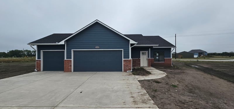 1630 Midway Ct, Valley Center, KS 67147
