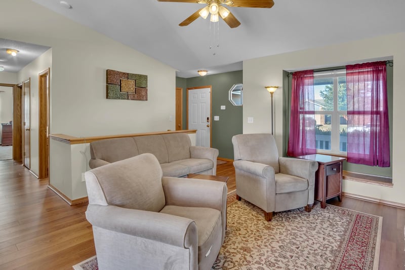 517 Clover Ln, Hesston, KS 67062