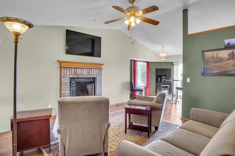 517 Clover Ln, Hesston, KS 67062