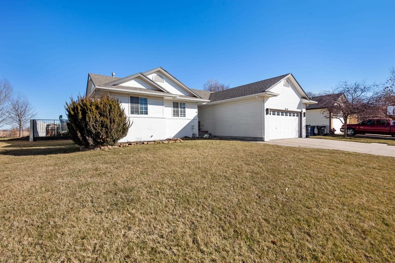 816 Country Ln, Newton, KS 67114