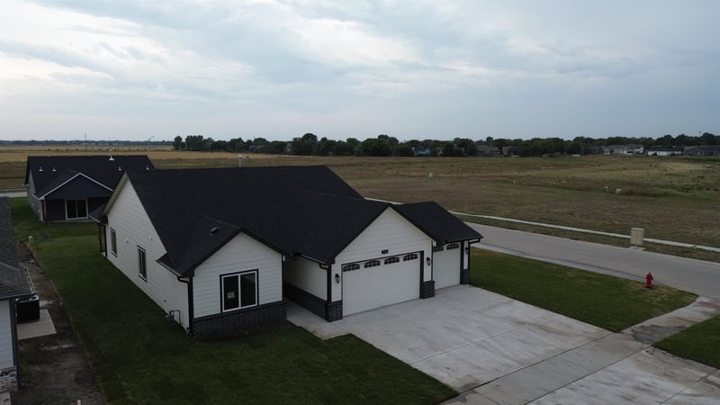 1501 E Midway Ct, Valley Center, KS 67147