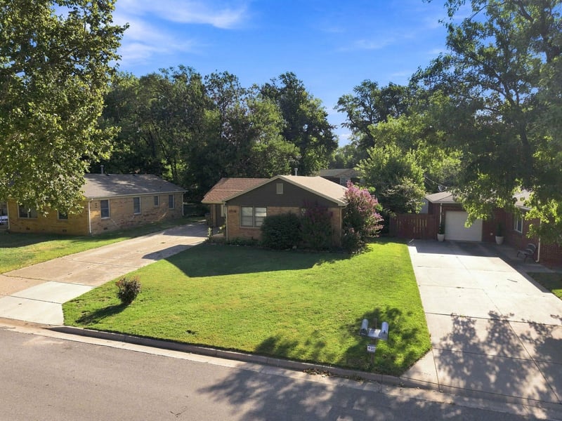 1220 N Lakeview Dr, Derby, KS 67037