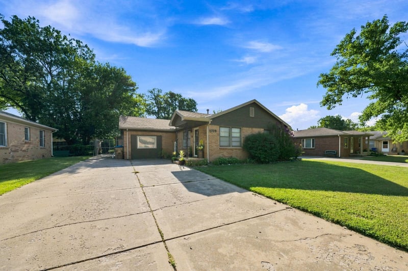 1220 N Lakeview Dr, Derby, KS 67037