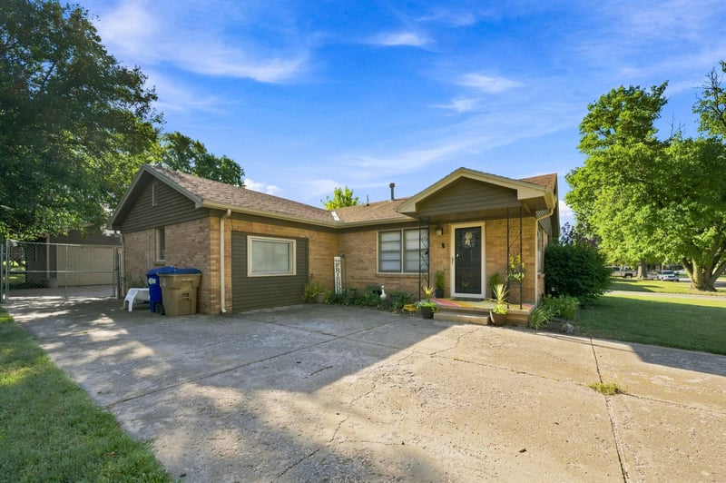 1220 N Lakeview Dr, Derby, KS 67037