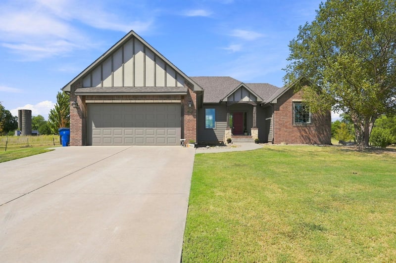5000 E Idle Banks Cir, Valley Center, KS 67147