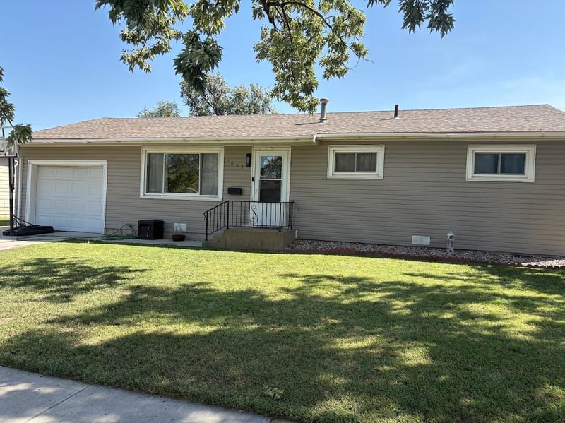 1607 Hickory St, Salina, KS 67401