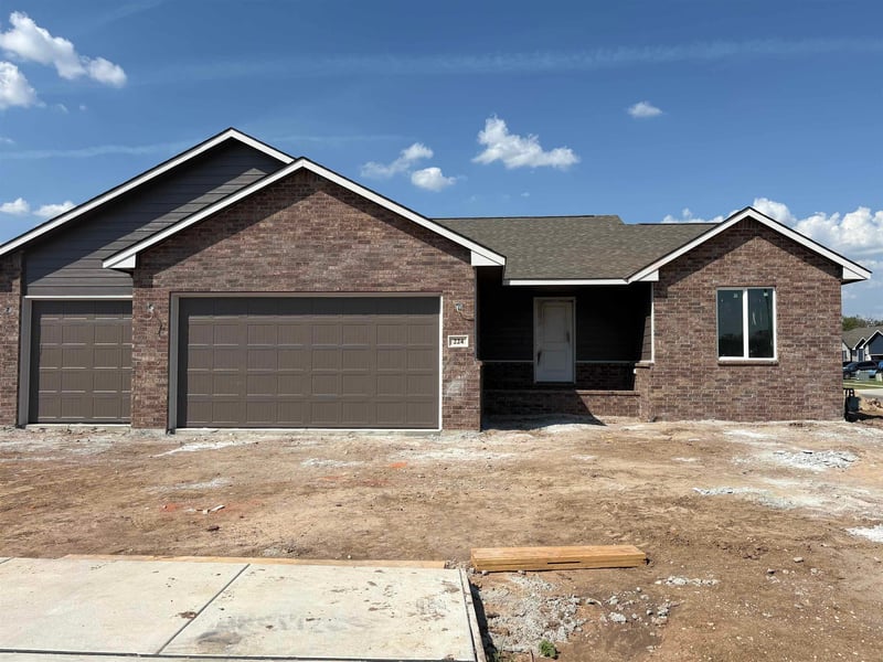 224 E Hanscom St, Derby, KS 67037