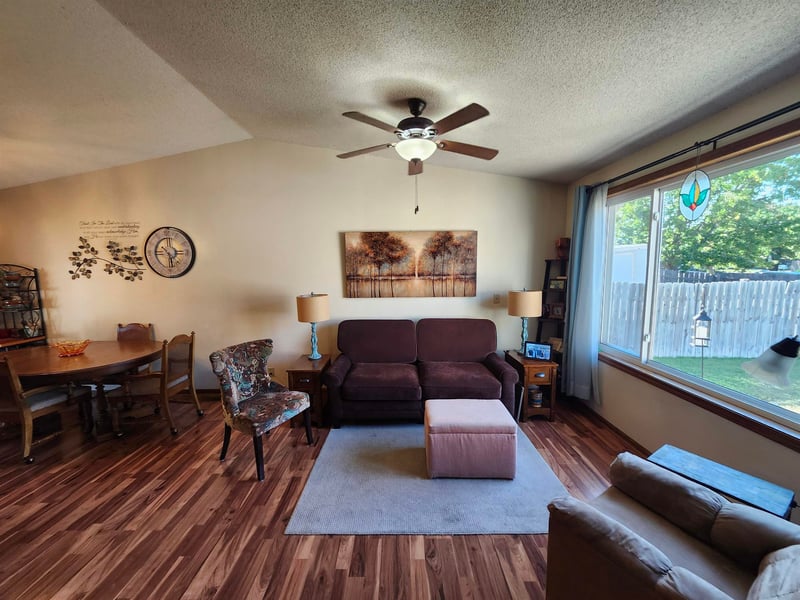 909 E 52nd St S, Wichita, KS 67216