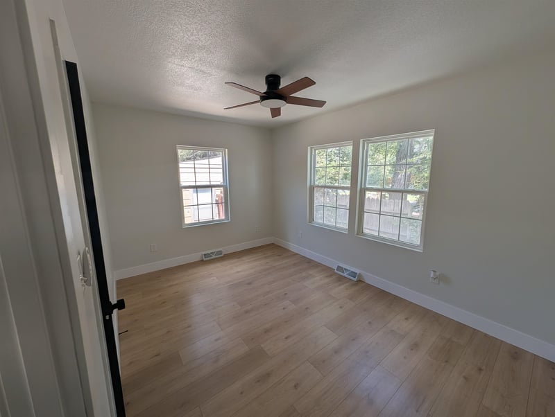 522 E 49th St N, Park City, KS 67219