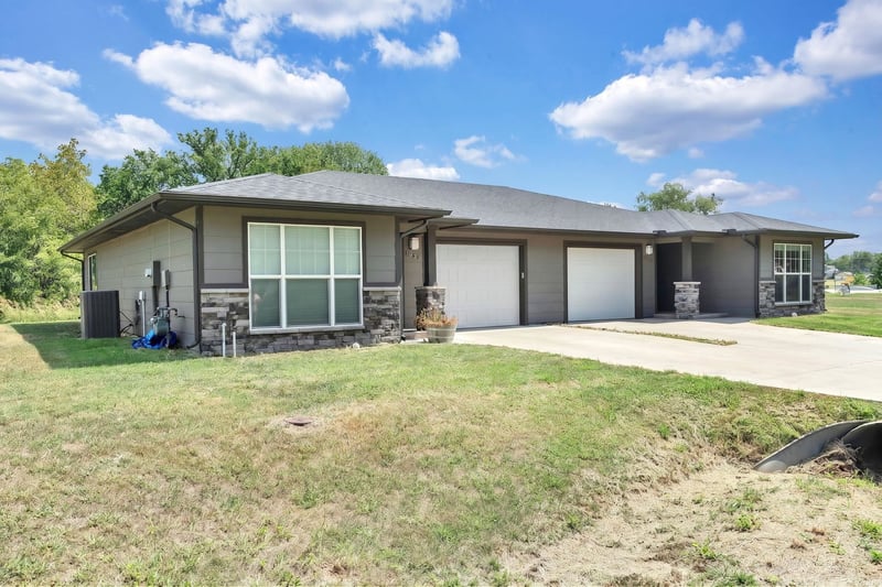 1027-1029 N H St, Wellington, KS 67152
