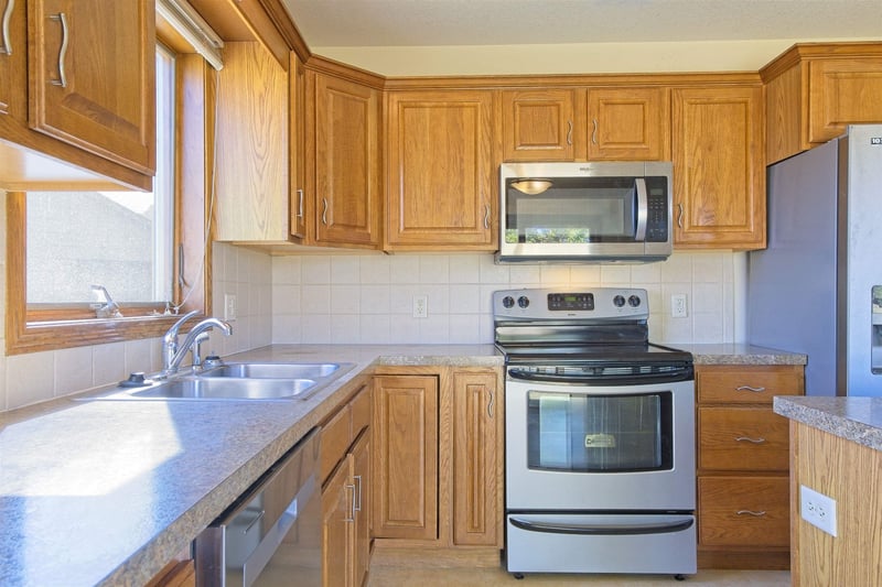 1220 and 1222 Lazy Creek Ct, Newton, KS 67114