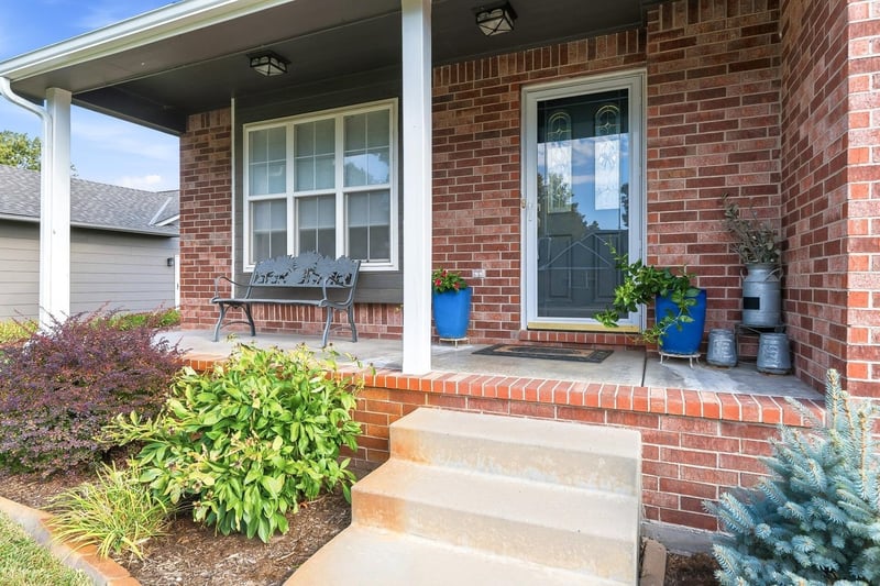4 E 2nd Cir, Valley Center, KS 67147