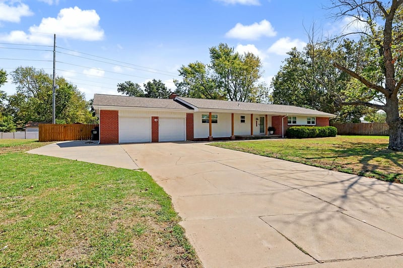 2242 N Cardinal Dr, Wichita, KS 67204
