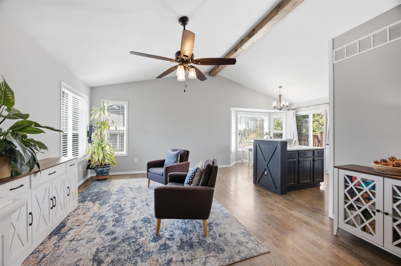 1041 N Meadow Rd, Valley Center, KS 67147