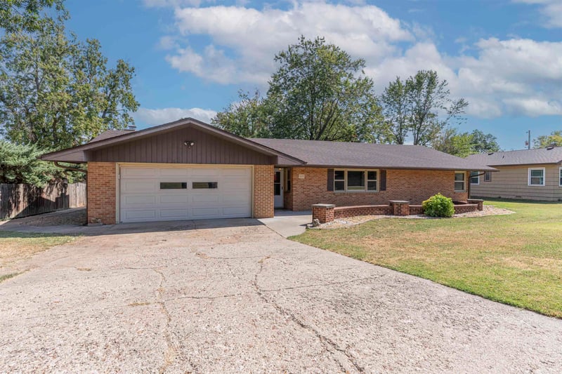 225 Highland Dr, Arkansas City, KS 67005
