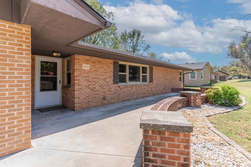 225 Highland Dr, Arkansas City, KS 67005