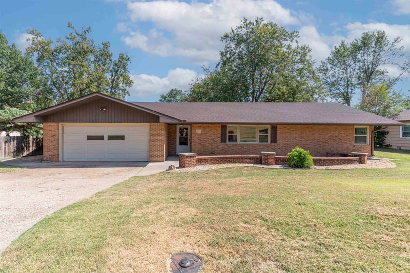 225 Highland Dr, Arkansas City, KS 67005
