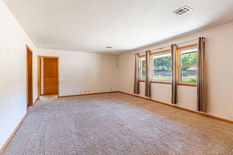 225 Highland Dr, Arkansas City, KS 67005