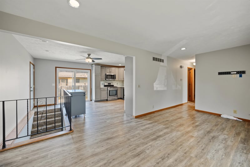 1233 Louise Ln, Salina, KS 67401