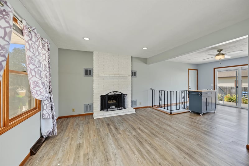 1233 Louise Ln, Salina, KS 67401