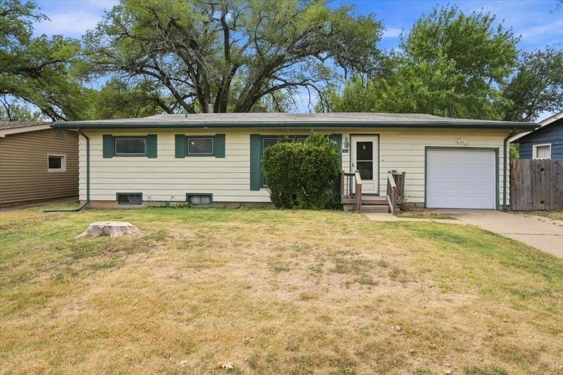 1415 N Prairie Ln, Derby, KS 67037