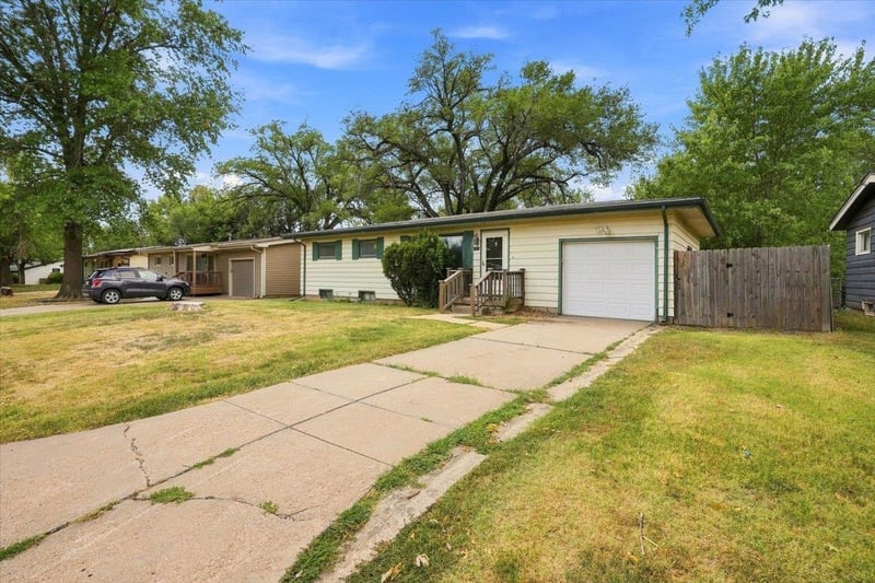 1415 N Prairie Ln, Derby, KS 67037