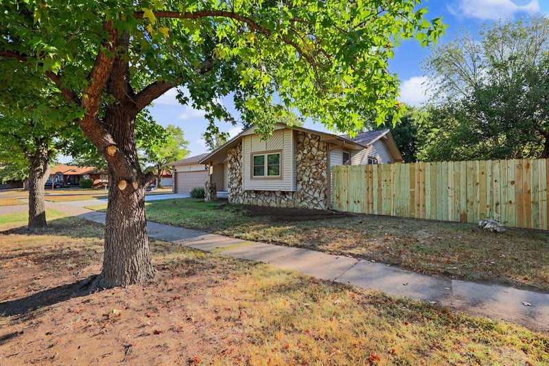 2420 N Edgemoor, Wichita, KS 67220