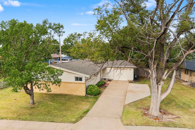 3216 Canterbury Dr, Salina, KS 67401