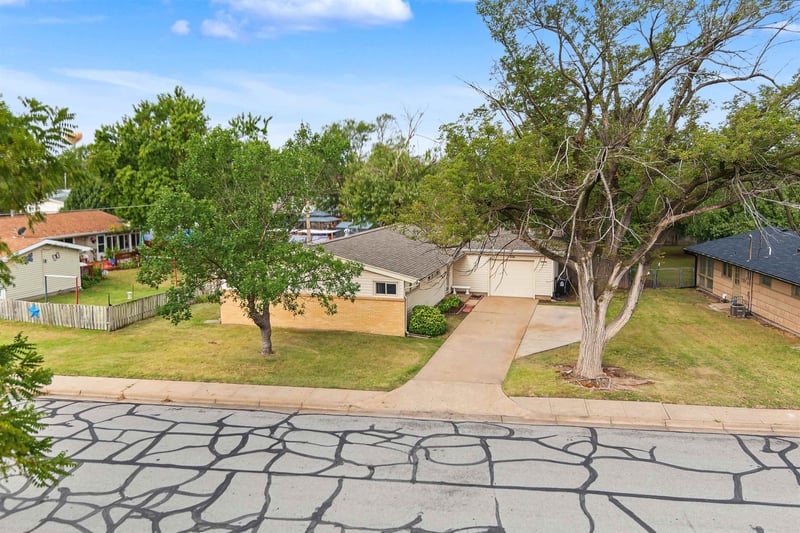 3216 Canterbury Dr, Salina, KS 67401