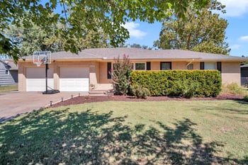 412 SE 11th St, Newton, KS 67114