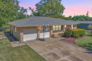 412 SE 11th St, Newton, KS 67114