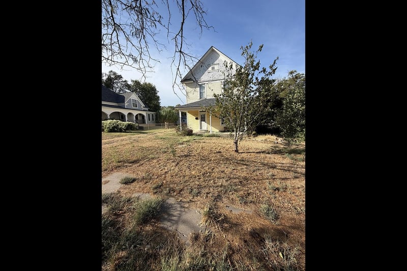318 W 9th St, Larned, KS 67550
