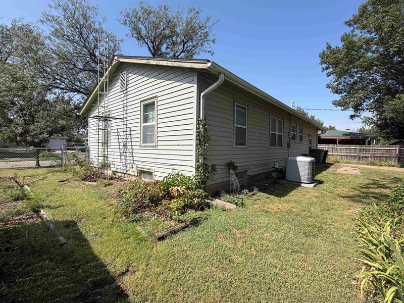 2129 Edward St, Salina, KS 67401