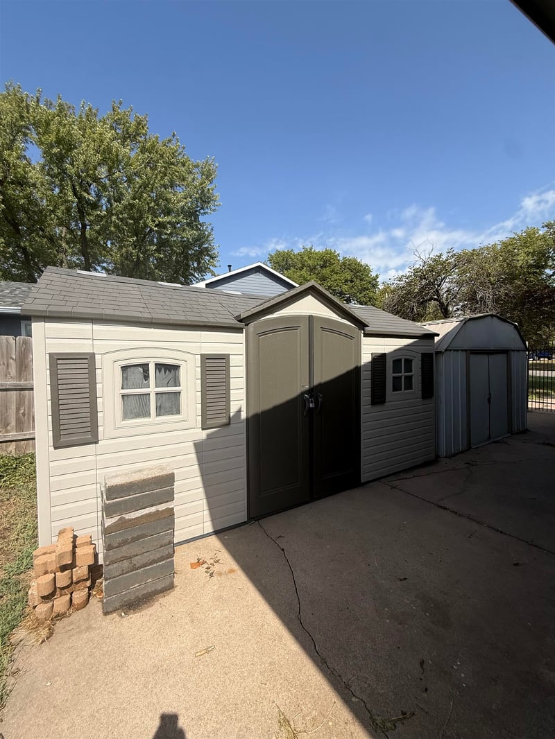 971 N Country Acres, Wichita, KS 67212